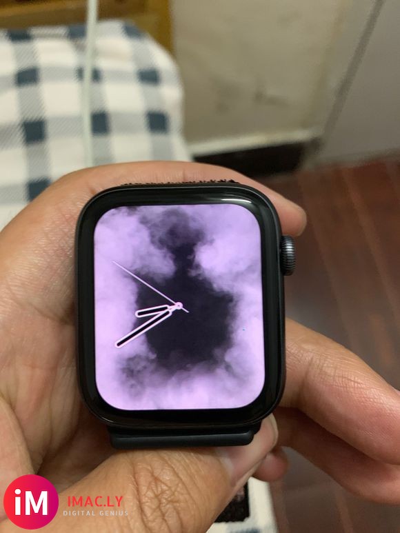 apple watch4屏幕有小绿点。-1.jpg