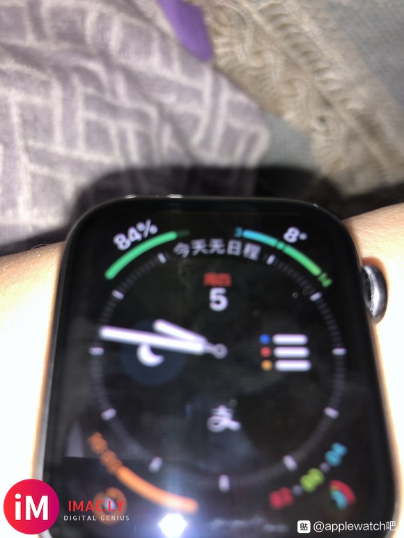 大家的apple watch5屏幕显示区域的上边缘有没有一条-2.jpg