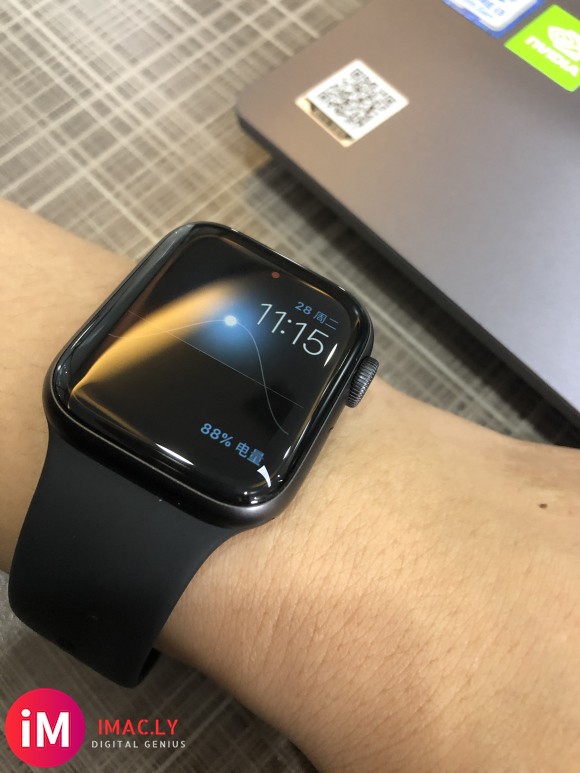 apple watch 5 nike 今早蹭墙壁拐角了 两道-1.jpg