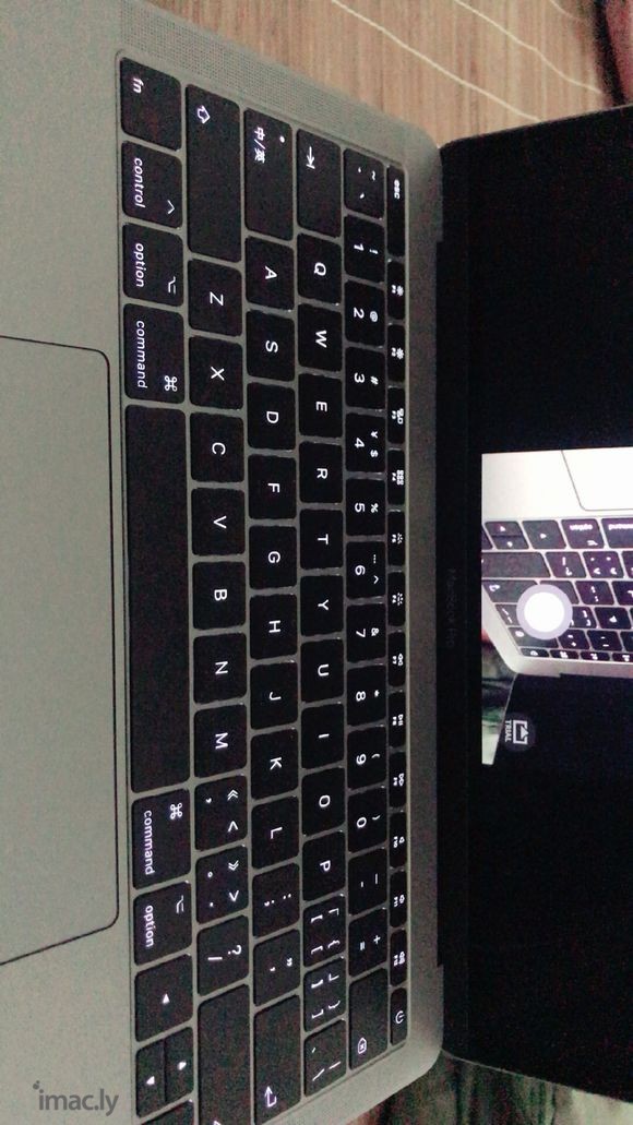 黑暗中的MacBook Pro,背光灯太美!-1.jpg