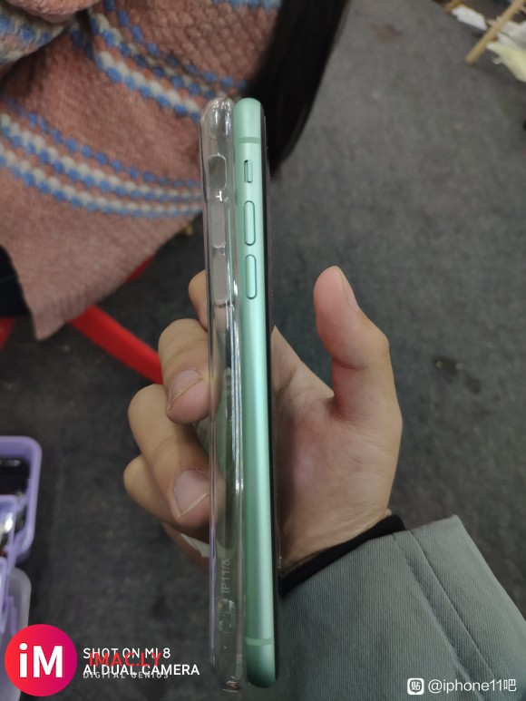 iPhone11,绿色。帮我康康这屏幕是不是有点凹下去了-1.jpg