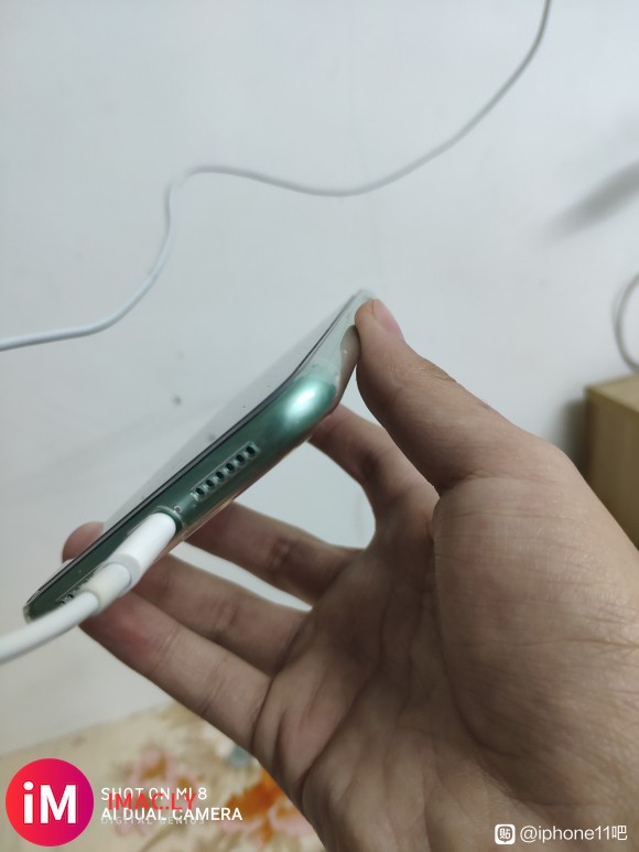 iPhone11,绿色。帮我康康这屏幕是不是有点凹下去了-2.jpg