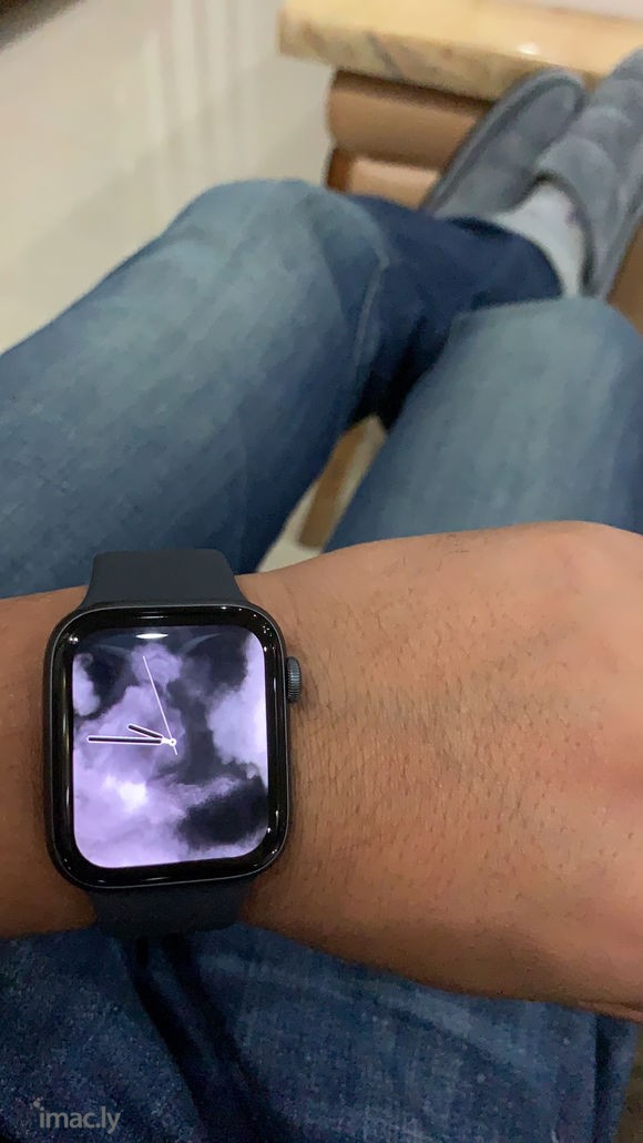 第一次玩apple watch4,硅胶表带,感觉好难戴啊,是-1.jpg